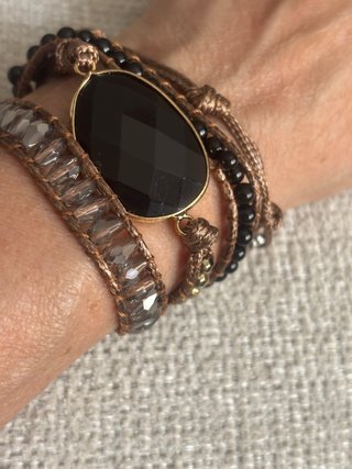 Pulsera envolvente con piedra negra natural.