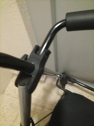 Andador negro con asiento y cesta
