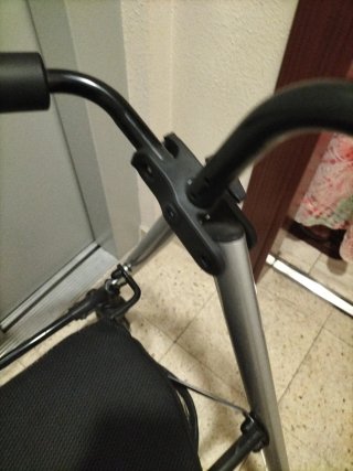 Andador negro con asiento y cesta