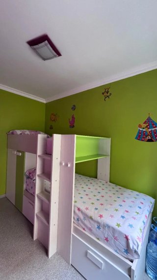 Cama tren infantil con cajón y estanterías