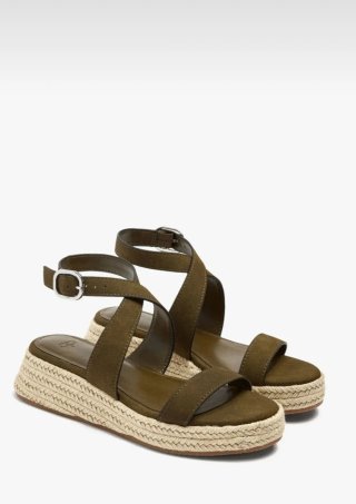Sandalias con cuña de esparto y tiras en ante.