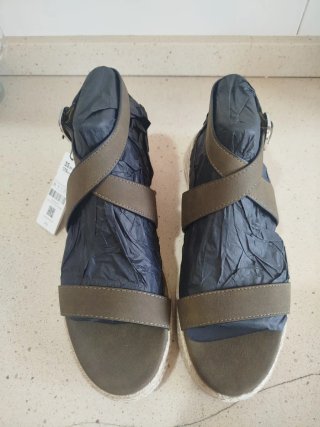 Sandalias con cuña de esparto y tiras en ante.