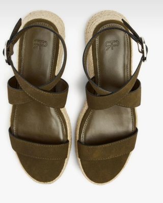 Sandalias con cuña de esparto y tiras en ante.