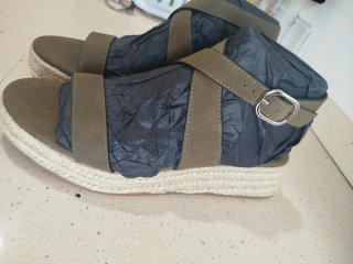 Sandalias con cuña de esparto y tiras en ante.