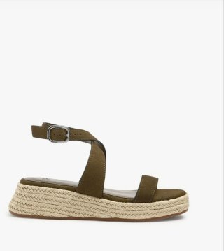 Sandalias con cuña de esparto y tiras en ante.