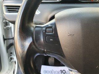 Peugeot 2008 1.2I. ALLURE