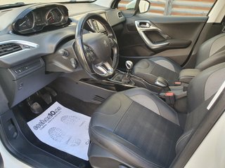 Peugeot 2008 1.2I. ALLURE