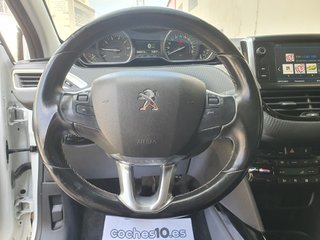 Peugeot 2008 1.2I. ALLURE