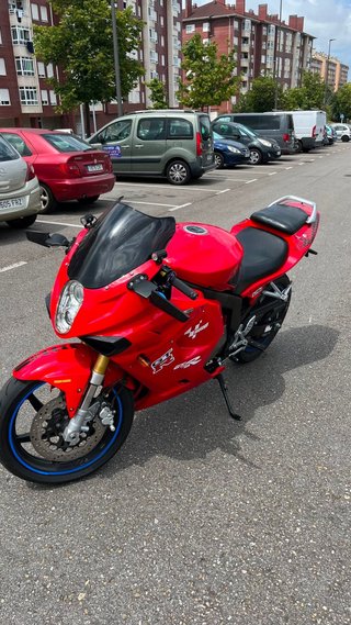 Hyosung GTR 125 Roja Deportiva