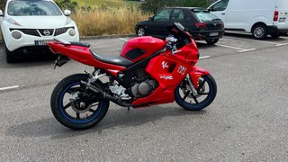 Hyosung GTR 125 Roja Deportiva