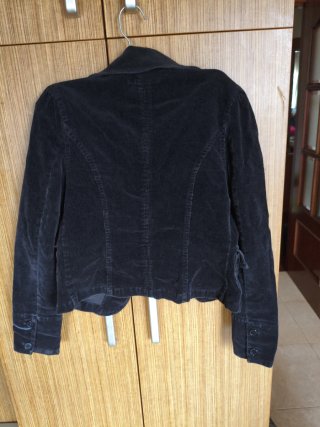 Chaquetita pana negra corta