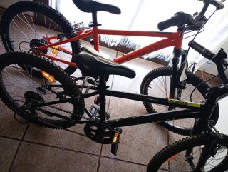 Bicicleta Rockrider Naranja y otra negra