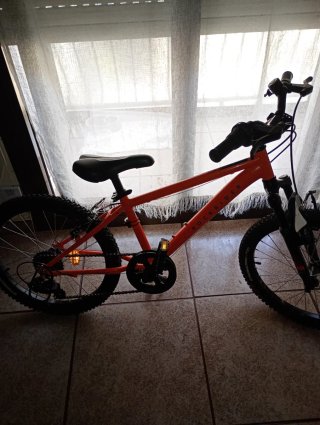 Bicicleta Rockrider Naranja y otra negra