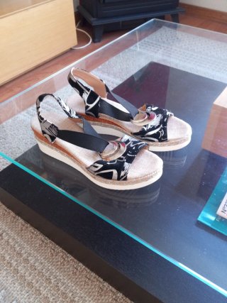 Sandalias negras y plateadas