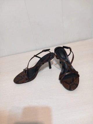 Sandalias de tacón con estampado de serpiente