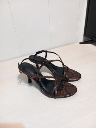 Sandalias de tacón con estampado de serpiente