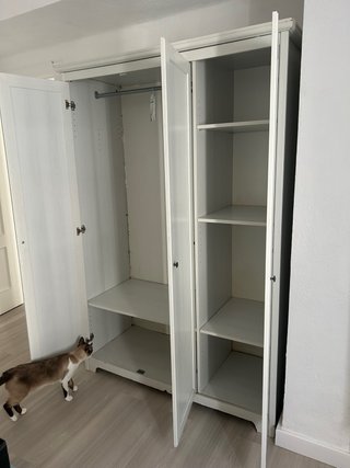 Armario blanco con puertas de espejo