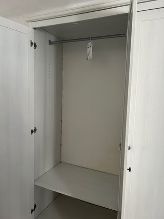 Armario blanco con puertas de espejo