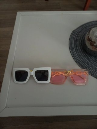 Gafas de sol rosas con cadena dorada
