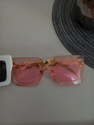 Gafas de sol rosas con cadena dorada