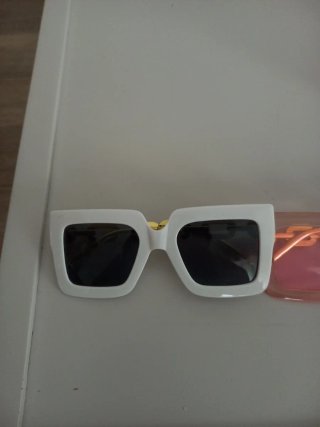 Gafas de sol rosas con cadena dorada