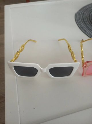 Gafas de sol rosas con cadena dorada