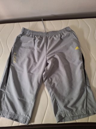 Pantalón corto Adidas gris