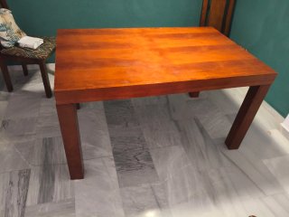 Mesa de comedor de madera