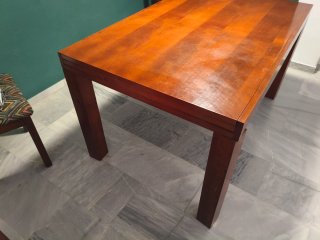 Mesa de comedor de madera