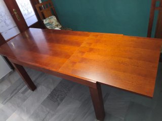 Mesa de comedor de madera