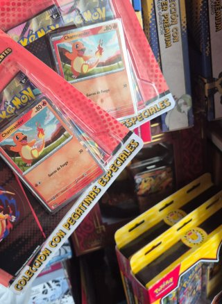 Colección Pokémon Héroes Ascendentes. Mega-Lucario
