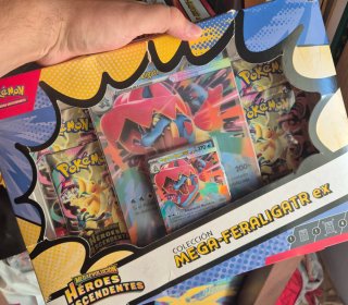 Colección Pokémon Héroes Ascendentes. Mega-Lucario