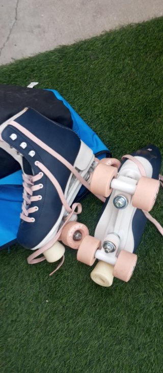 Patines en línea azul y rosa