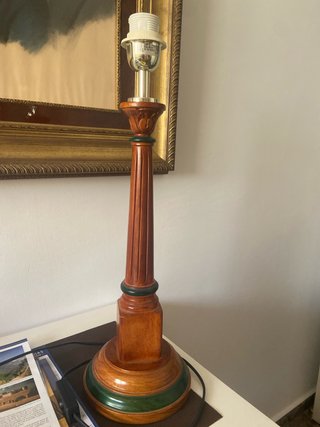Pie de lámpara de madera tallada