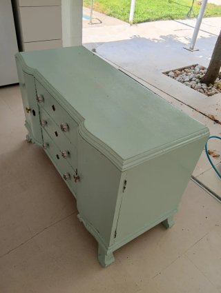Cómoda clásica de madera, en color turquesa