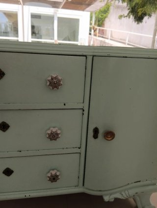 Cómoda clásica de madera, en color turquesa