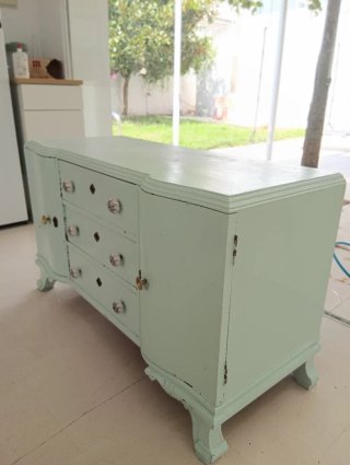 Cómoda clásica de madera, en color turquesa