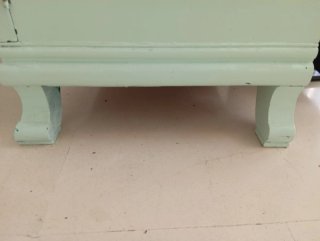 Cómoda clásica de madera, en color turquesa