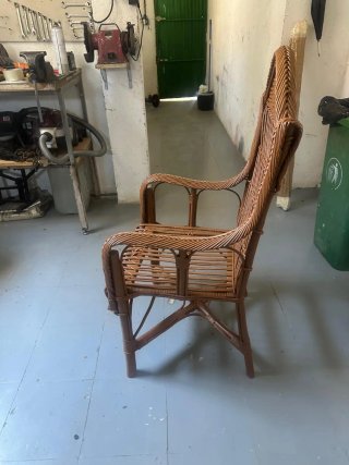 Sillón de mimbre alto