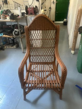 Sillón de mimbre alto