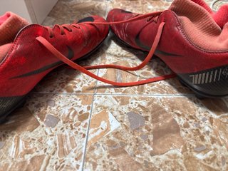 Botas de fútbol Nike rojas y negras
