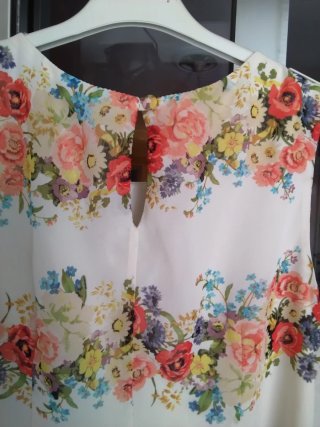 Vestido floral blanco sin mangas