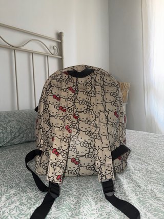 Mochila Hello Kitty Pull & Bear Beige.