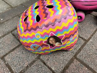 Patines Soy Luna Rosas con Amarillo con casco