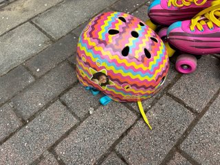 Patines Soy Luna Rosas con Amarillo con casco