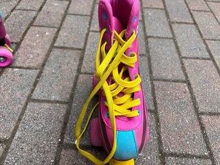 Patines Soy Luna Rosas con Amarillo con casco