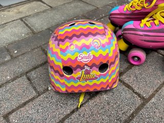 Patines Soy Luna Rosas con Amarillo con casco