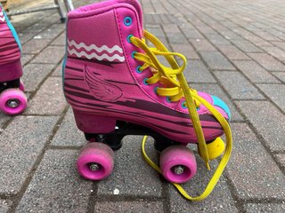 Patines Soy Luna Rosas con Amarillo con casco