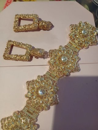 Pendientes dorados con piedra naranja