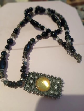 Pendientes dorados con piedra naranja